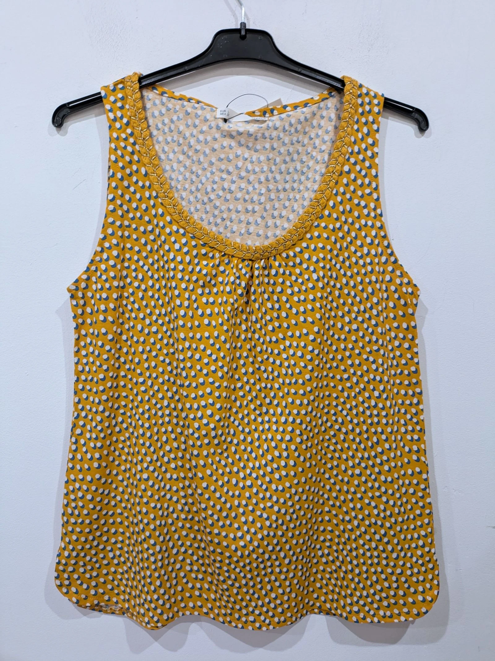 Top sin mangas amarillo mostaza con estampado de lunares. Talla L de Sfera